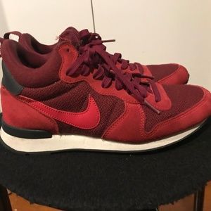 NIKE Women's Internationalist Mid Running Shoe